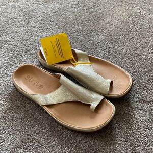 Strive Capri Leather Toe Loop Sandals SIZE 9.5-10